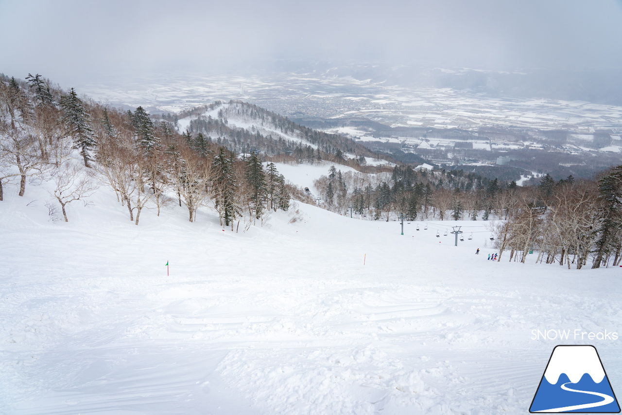 富良野スキー場｜季節は、まだ冬？それとも…？小雪が舞い、たくさんの雪が残る富良野スキー場で、春の恒例イベント『春スキー池渡り大会』開催(^^)/